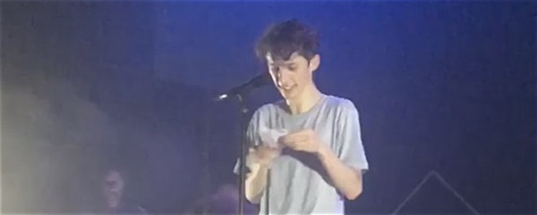 Troye Sivan bisexual fan