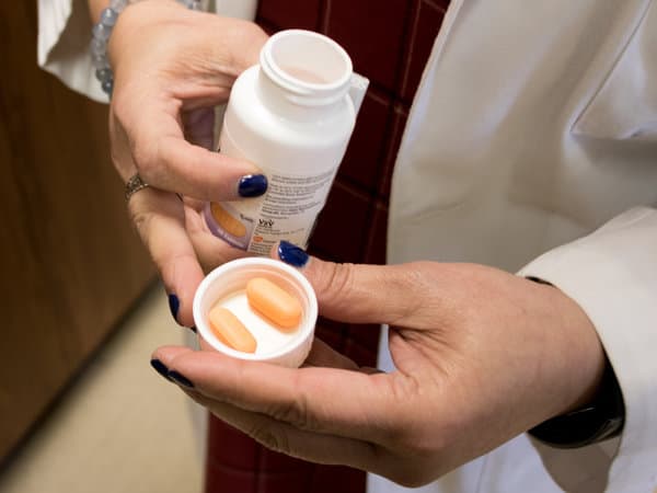 hiv photo 3 df8d6e43ddc30b68d82b2e64a33ede2ffce29672 s600 c85