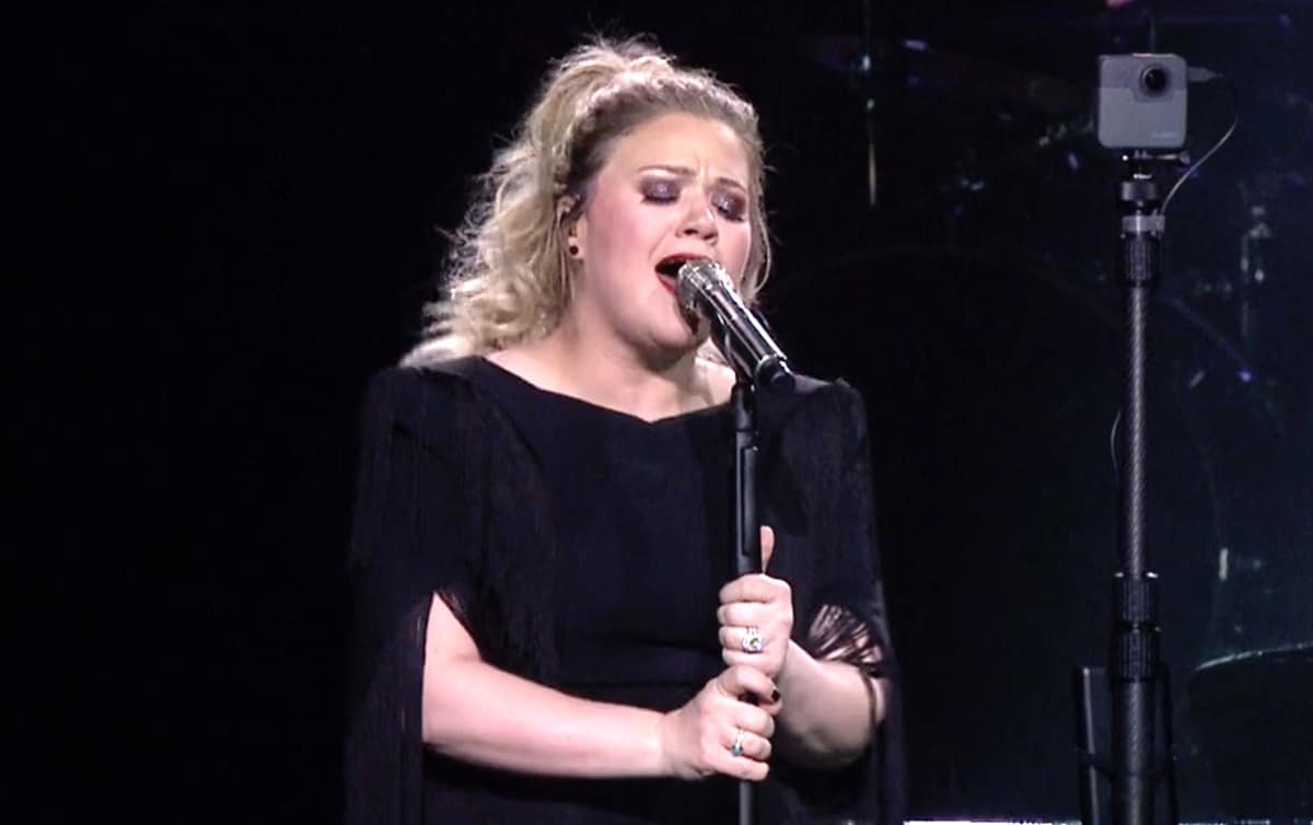 Kelly Clarkson'S Raw, Unplugged Cover Of Robyn'S 'Dancing On My Own' Will Give You Chills: Watch 1 Kelly Clarkson Dancing