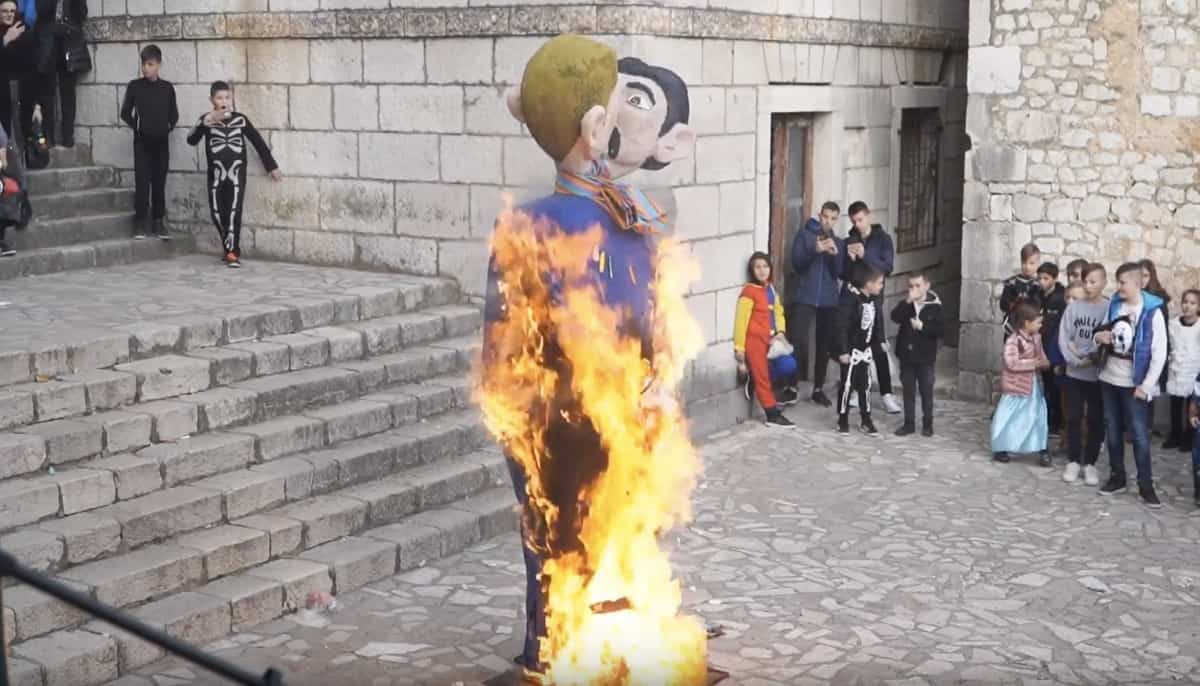 Town Burns Effigy Of Gay Couple With Child As Part Of Carnival Celebrations: Watch 1 effigy croatia gay