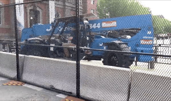 Crews Expand White House Security Fence: 'He Could Just Go Back In The Bunker If He'S That Scared' 1 WhiteHousefence
