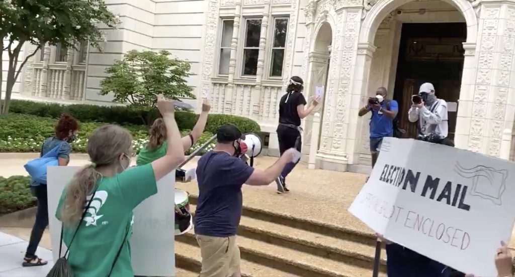 Usps Says It Will Stop Removing Mailboxes From Nation'S Streets After Public Outrage, As Protesters Paper Louis Dejoy'S Home With Fake Ballots: Watch 1 usps protest
