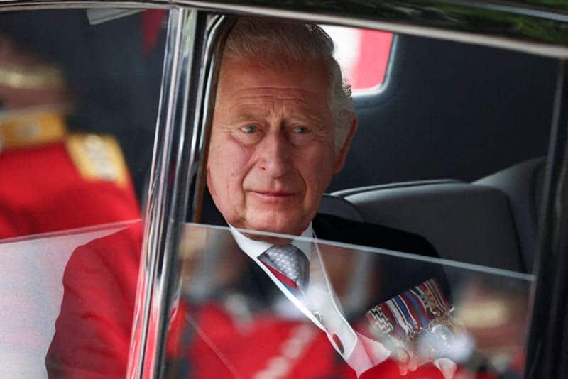 Queen Elizabeth Thanked For Being 'Still In The Saddle' After 70 Years 4 583198 583198 origin 1 3