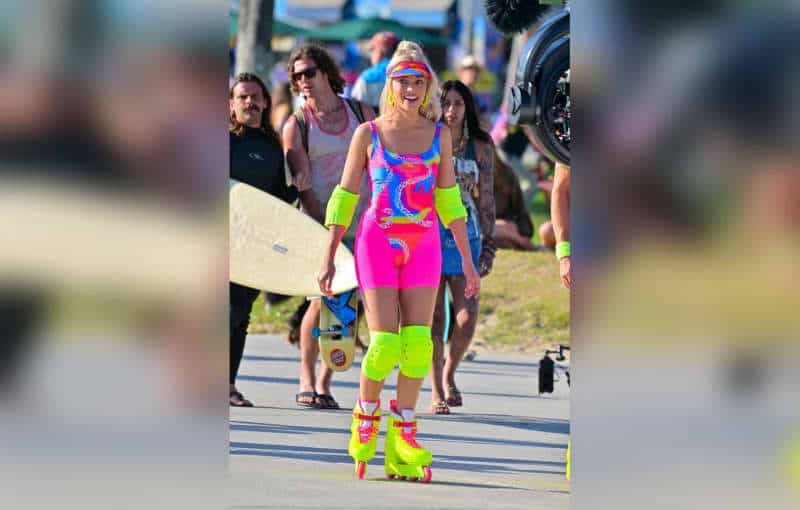 Margot Robbie &Amp; Ryan Gosling Skate Through A Day Of Filming 'Barbie' In Venice Beach: Photos 4 592775 592775 origin 1 3